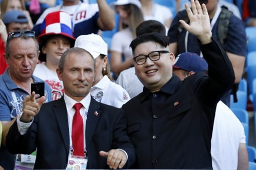 Bản sao Kim Jong-un, Putin bất ngờ xuất hiện ở World Cup