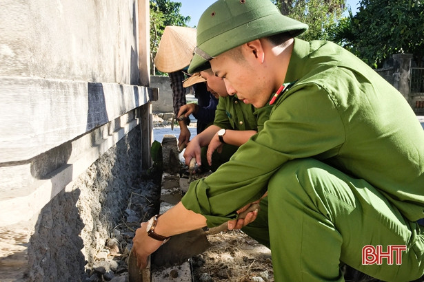 Không quản nắng nóng, đoàn viên, hội viên giúp xã Thạch Đồng xây dựng NTM