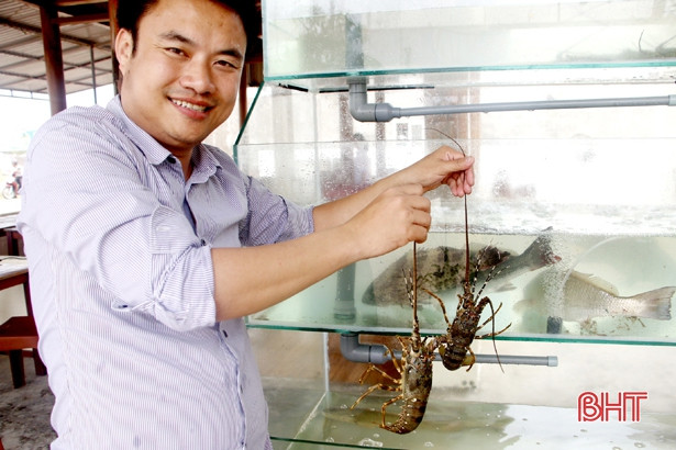 Nắng nóng, các bãi biển Hà Tĩnh đông nghẹt khách