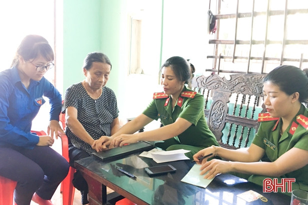 Không quản nắng nóng, đoàn viên, hội viên giúp xã Thạch Đồng xây dựng NTM