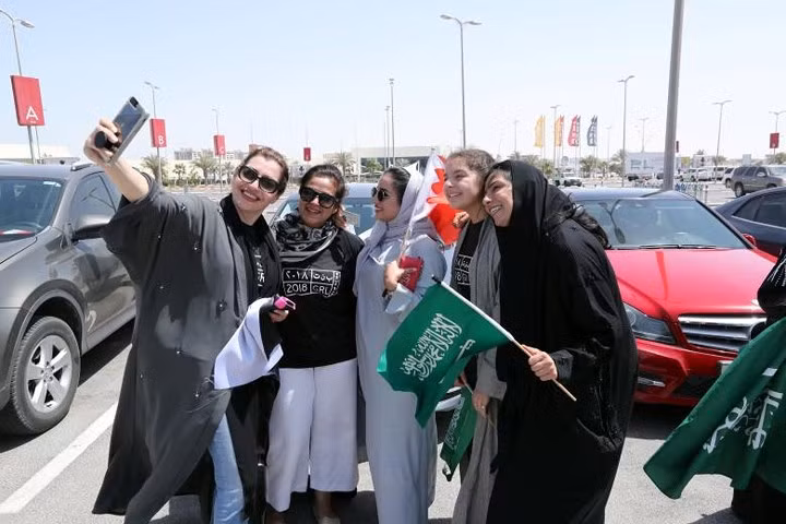 Phụ nữ Saudi Arabia hân hoan được lái xe ô tô tự do và hợp pháp