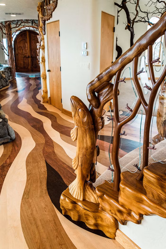 Nội thất gỗ được chế tác cầu kỳ bên trong ngôi nhà nằm giữa núi đồi ở Mỹ