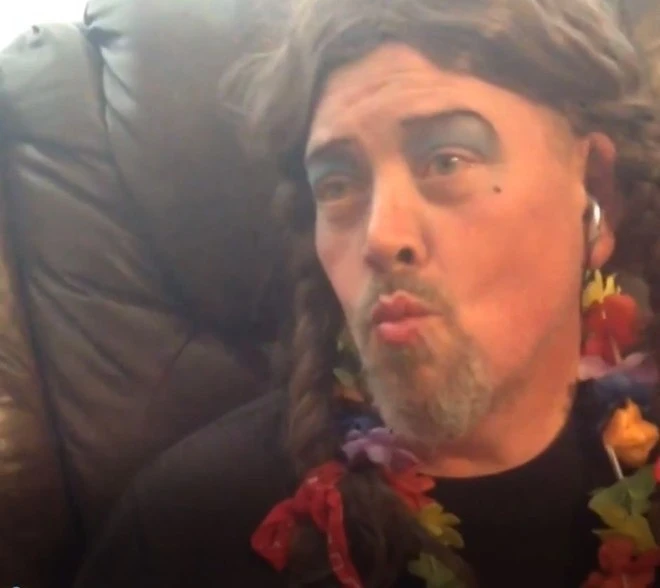 Cười nghiêng ngả hình ảnh các ông bố làm mẫu make up cho con gái