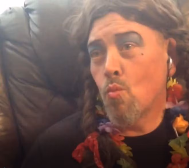 Cười nghiêng ngả hình ảnh các ông bố làm mẫu make up cho con gái