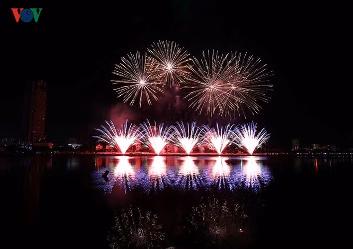 Phong cách pháo hoa Italy, nhạc Italy đăng quang trên sông Hàn