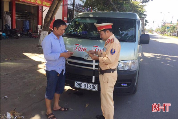 Công an TP Hà Tĩnh xử lý 16 xe “dù” vi phạm trật tự giao thông