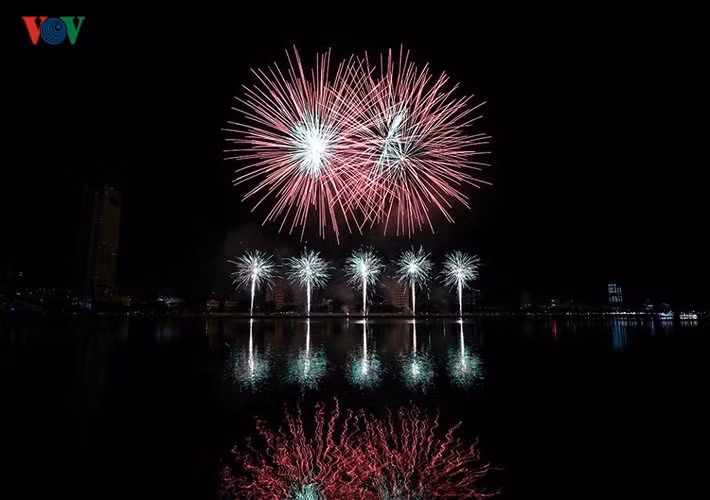 Phong cách pháo hoa Italy, nhạc Italy đăng quang trên sông Hàn