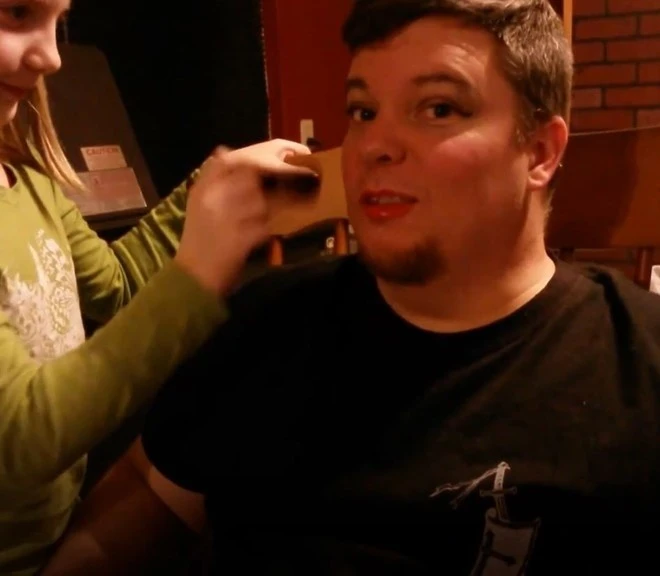 Cười nghiêng ngả hình ảnh các ông bố làm mẫu make up cho con gái