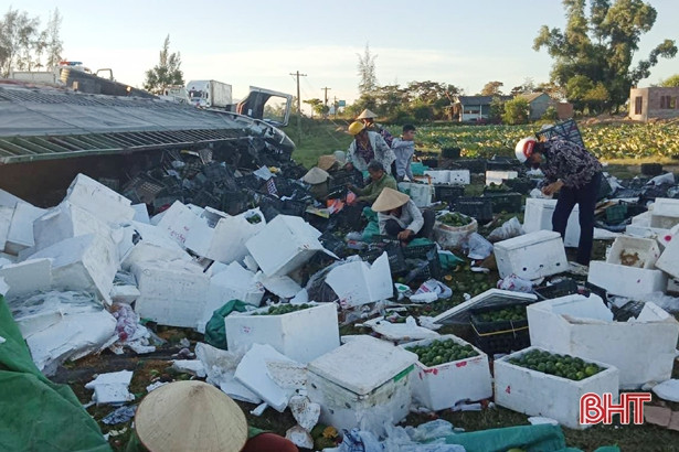 Lật xe đầu kéo, dân giúp nhà xe thu gom trái cây vung vãi