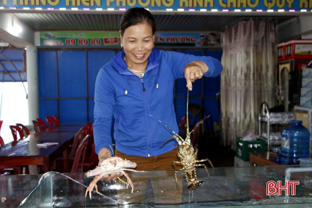 Nắng nóng, các bãi biển Hà Tĩnh đông nghẹt khách