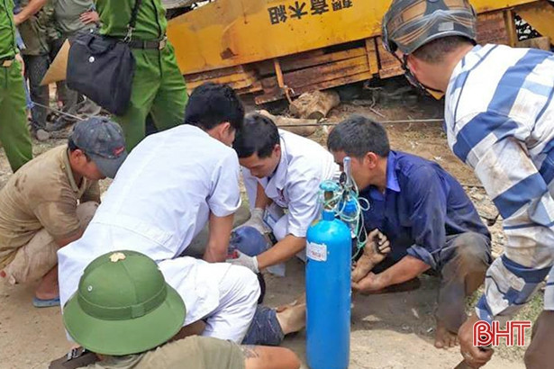 Tai nạn hy hữu: Lật xe lu tại Hồng Lĩnh, lái xe tử vong