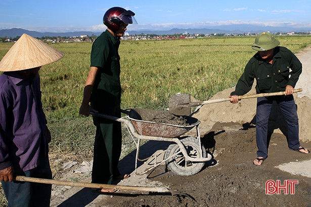 Không quản nắng nóng, đoàn viên, hội viên giúp xã Thạch Đồng xây dựng NTM