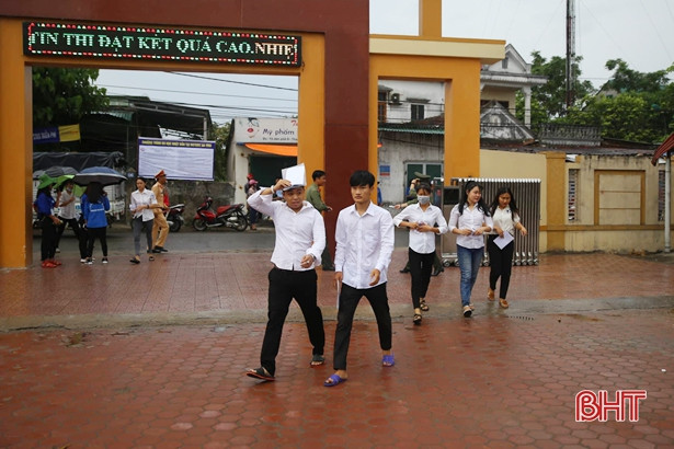 Sáng nay, hơn 16 ngàn thí sinh Hà Tĩnh bắt đầu kỳ thi THPT quốc gia