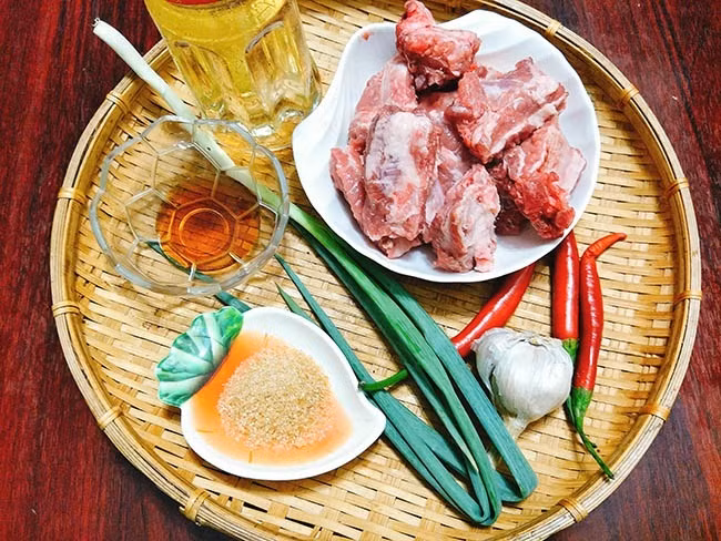 Sườn chiên mắm tỏi thơm lừng, đậm vị, để nhắm bia xem đá bóng thì còn gì bằng