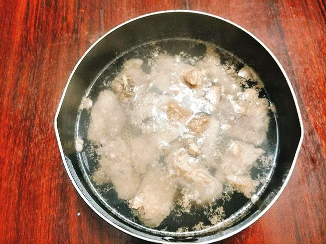 Sườn chiên mắm tỏi thơm lừng, đậm vị, để nhắm bia xem đá bóng thì còn gì bằng