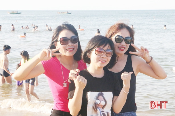 Nắng nóng, các bãi biển Hà Tĩnh đông nghẹt khách