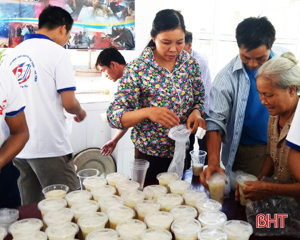 Trao trên 200 bát cháo cho bệnh nhân nghèo