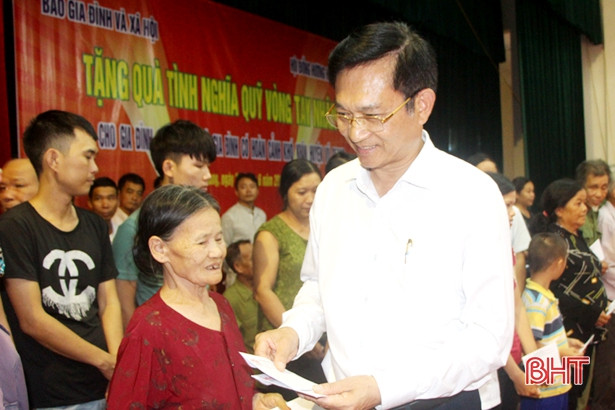 Báo GĐ&XH, Hội đồng hương Hà Tĩnh tại Hà Nội tặng quà gia đình chính sách Vũ Quang