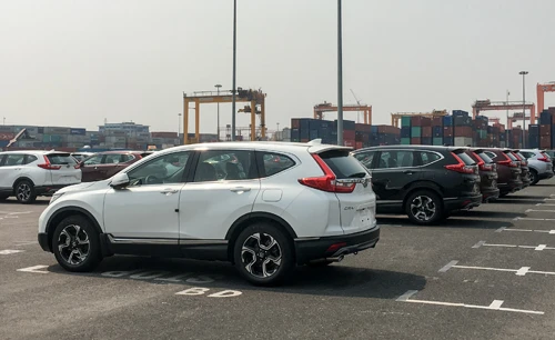 Lô CR-V về cảng hồi tháng 3. Ảnh: Lương Dũng. Xe lắp ráp và nhập khẩu - cuộc đua không cân sức tại Việt Nam