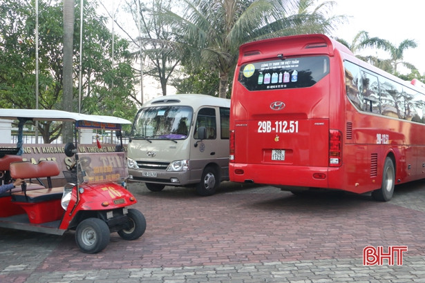 Nắng nóng, các bãi biển Hà Tĩnh đông nghẹt khách