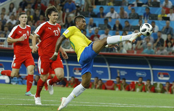 Pha chạm bóng nhạy cảm của Paulinho. Ảnh: AP. Đức tủi hổ rời World Cup, Brazil đụng Mexico ở vòng 1/8