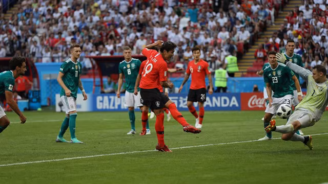 Đức tủi hổ rời World Cup, Brazil đụng Mexico ở vòng 1/8