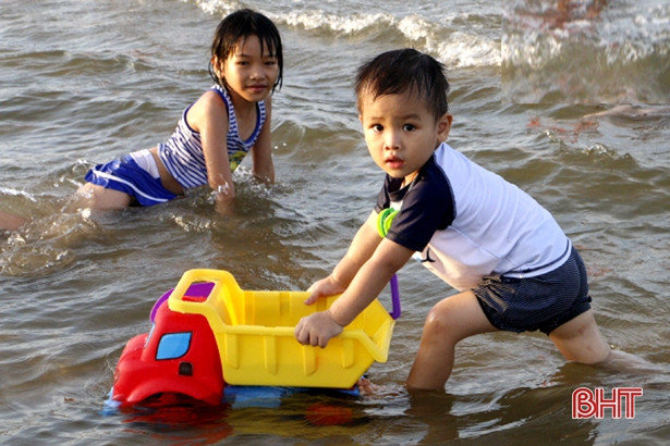 Nắng nóng, các bãi biển Hà Tĩnh đông nghẹt khách