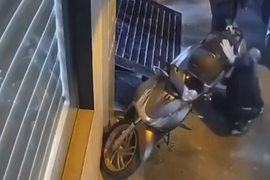 Công an làm việc với tài xế Range Rover chọc thủng lốp xe máy SH