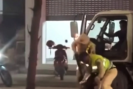 Khống chế lái xe có nồng độ cồn cố tình 'thông chốt', va chạm với xe cảnh sát giao thông