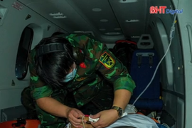 Trực thăng cấp cứu xuyên đêm, vượt bão đưa người bệnh về đất liền