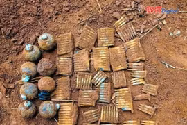 Phát hiện 8 quả lựu đạn và 361 viên đạn chưa nổ trong vườn nhà dân