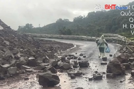 Quốc lộ 15D ở Quảng Trị sạt lở do mưa kéo dài, gây ách tắc giao thông
