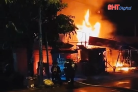 Cháy chợ trong đêm, nhiều tài sản bị thiêu rụi