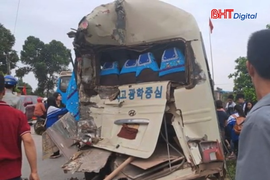 Xe tải chở đất tông nát đuôi xe chở học sinh, nhiều em bị thương