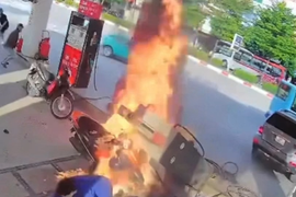 Ô tô lùi đổ trụ bơm xăng, lửa bùng lên ngùn ngụt 