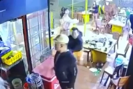 Hai anh em cầm hung khí truy sát tại quán nhậu khiến 3 người thương vong