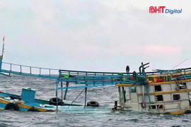 Tàu cá có 11 ngư dân bị tàu nước ngoài tông chìm ngoài khơi, thuyền trưởng mất tích