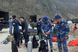 Hơn 500 người cùng xuồng máy, môtô nước, dù lượn... tìm nạn nhân vụ lật tàu