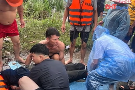 Ba người bị nước lũ cuốn trôi khi qua cầu 