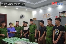 60 bánh heroin, 37 kg ma túy đá chất đầy trong ôtô