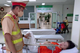 Nam sinh đột quỵ ở trường, CSGT mở đường đưa đi cấp cứu