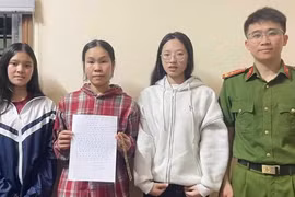 Nhặt được dây chuyền 5 chỉ vàng, hai nữ sinh lớp 10 đến công an tìm người trả lại