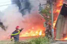 Cháy lớn tại công ty gỗ, nguyên vật liệu, máy móc bị thiêu rụi