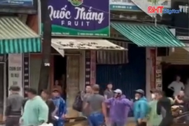 Nhóm người dùng gậy sắt, mái chèo đánh nhau giữa phố ngập lụt