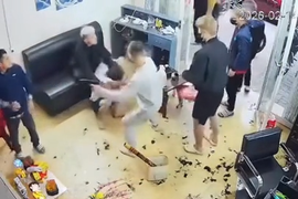 Nhóm người cầm vật giống súng xông vào quán cắt tóc hành hung, đòi tiền 