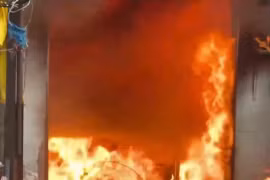 Cháy dữ dội dãy nhà sau chợ, tiểu thương hốt hoảng tháo chạy