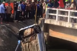 Phát hiện hai thi thể nam, nữ và ô tô chìm dưới kênh