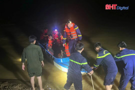 Giải cứu 11 người sau gần 2 ngày mắc kẹt trong rừng do mưa lũ
