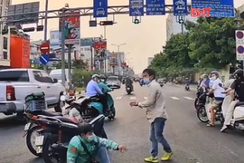 Triệu tập hai người đàn ông cầm mũ bảo hiểm đánh nhau tại giao lộ 