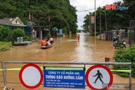 Quốc lộ 7 ở Nghệ An vẫn tê liệt do nước lũ chưa rút